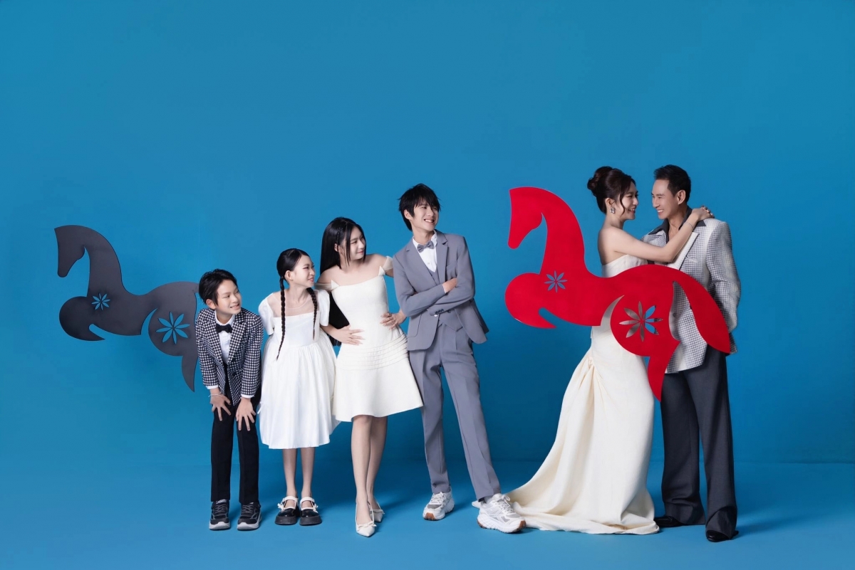 Gia đình đạo diễn Lý Hải chụp ảnh cùng linh vật năm Bính Ngọ.