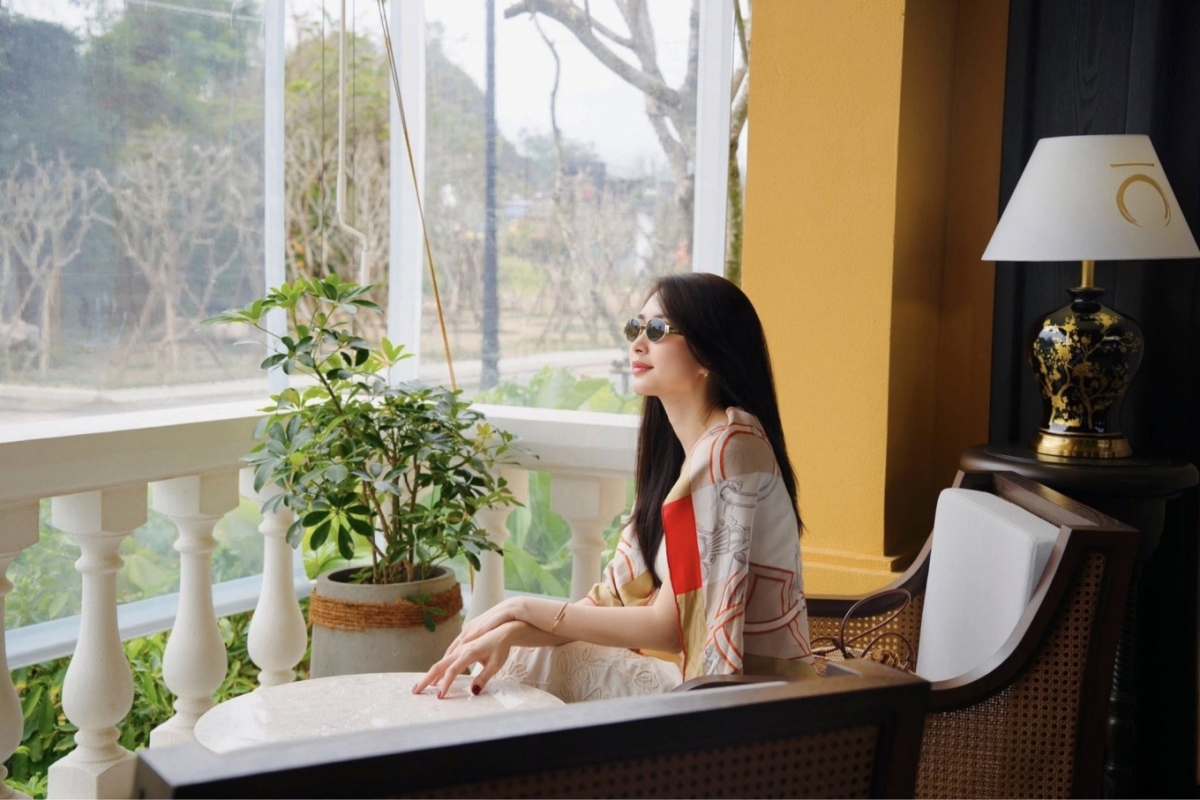 Sao Việt 22/2: Hoa hậu Đặng Thu Thảo diện váy áo nữ tính, ghé thăm khu nghỉ dưỡng của gia đình tại Đà Nẵng trong chuyến du xuân.