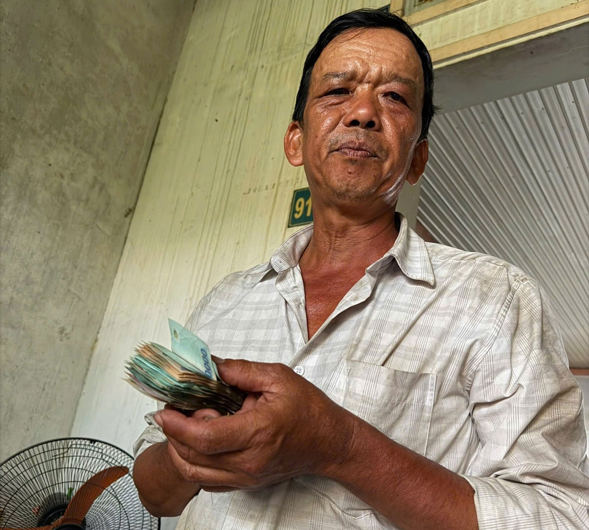 Ông Lắm xúc động vì tìm được số tiền đã đánh rơi (ảnh: CA)