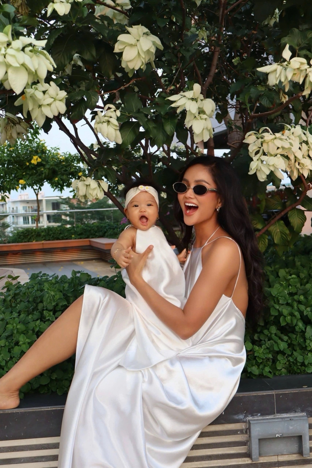 Sao Việt 24/2: Bé Harley, con gái đầu lòng của hoa hậu H'Hen Niê được khán giả khen có khiếu tạo dáng khi chụp ảnh cùng mẹ trong bộ ảnh mừng năm mới.