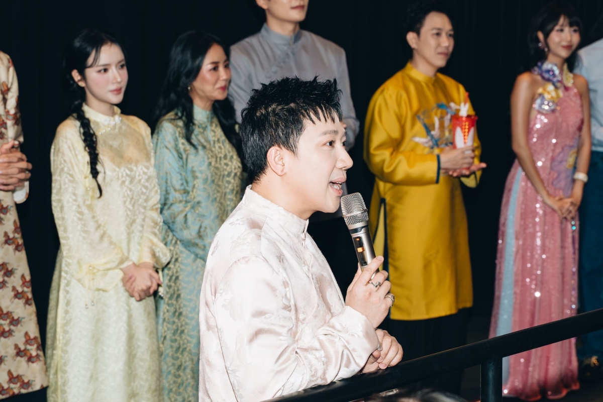 Trấn Thành bức xúc khi tình trạng quay lén nội dung trong phim lan truyền trên MXH. Trấn Thành nhấn mạnh: "Em xin mọi người đừng đăng cái kết phim, những đoạn tình tiết quan trọng hay quay lén trong rạp post lên các nền tảng mạng xã hội rất tội cho tụi em. Xin hãy dành sự tinh khôi cho những khán giả chưa vào rạp để họ có những trải nghiệm trọn vẹn nhất với bộ phim”.