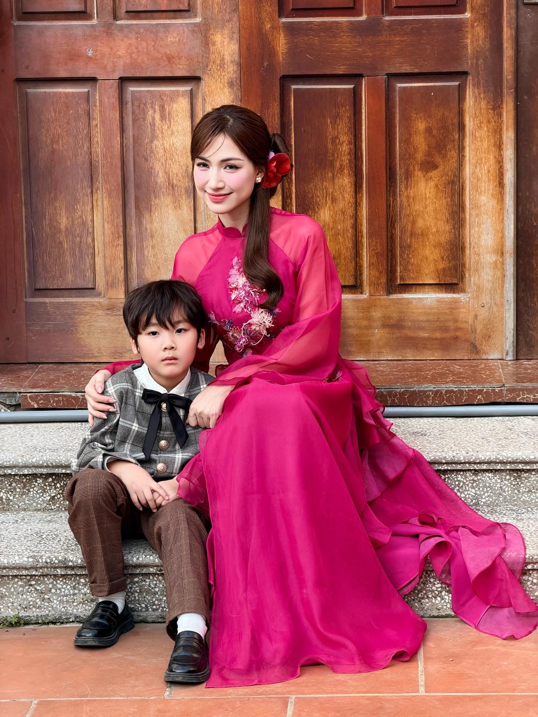 Hòa Minzy chụp ảnh cùng con trai nhân dịp Tết Nguyên đán. “Mùng 4 Tết cùng chàng trai rất thích chụp ảnh với mẹ”, nữ ca sĩ viết.