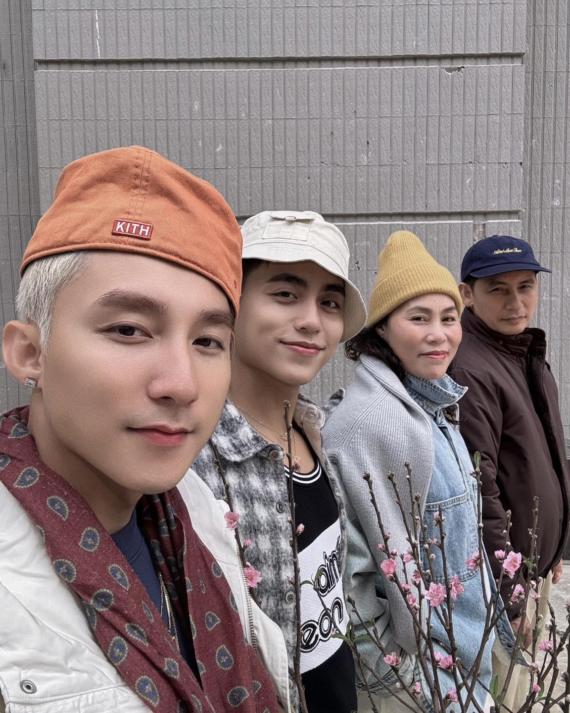 Hai anh em Sơn Tùng M-TP và MONO dành dịp năm mới bên cạnh gia đình. Hai nam nghệ sĩ chia sẻ nhiều hình ảnh du xuân, sum họp cùng bố mẹ.