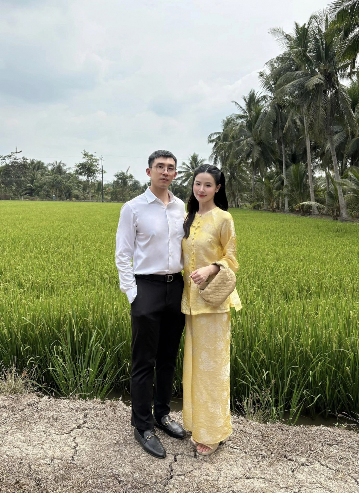 Midu diện áo bà ba, sánh đôi ông xã trong chuyến về quê chúc Tết. Cô cho biết hạnh phúc khi làm dâu miền Tây và yêu không khí đầu năm ở vùng quê thanh bình.