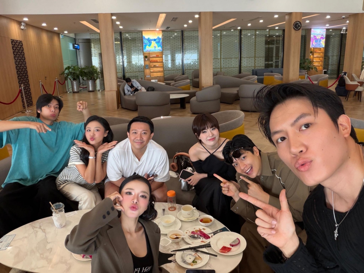 Dù không tham gia phim nhưng Anh Tú có mặt cùng các hoạt động của "Thỏ ơi!!", đây được cho là cách anh ủng hộ bạn gái LyLy