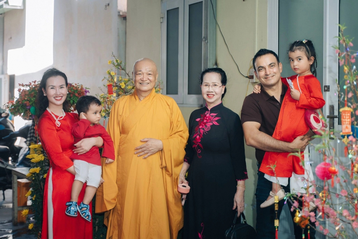 Bố ruột ca sĩ Võ Hạ Trâm, đã xuất gia, từ chùa về sum họp gia đình, cùng người thân quây quần vào dịp Tết Bính Ngọ. Ca sĩ Võ Hạ Trâm cho biết bố cô xuất gia từ năm 2017, hiện tu tập tại chùa Di Lặc, TP HCM.