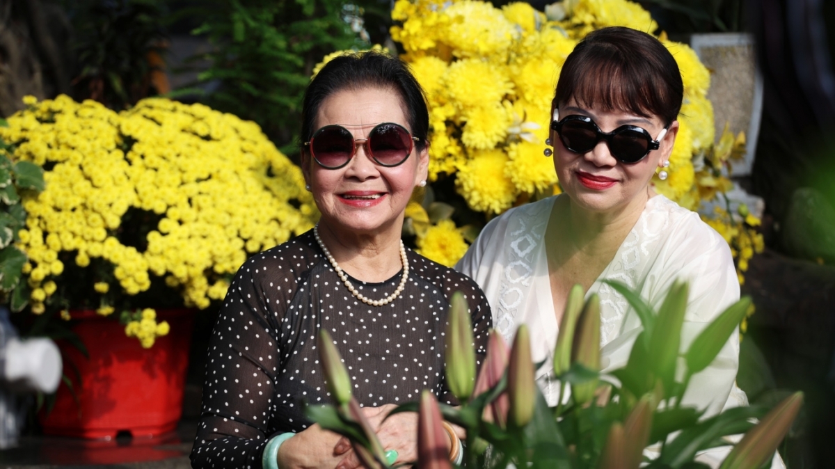 Danh ca Khánh Ly về nước, cùng ca sĩ Trịnh Vĩnh Trinh viếng mộ nhạc sĩ Trịnh Công Sơn, sau gần một năm gặp biến cố đột quỵ tại Mỹ.