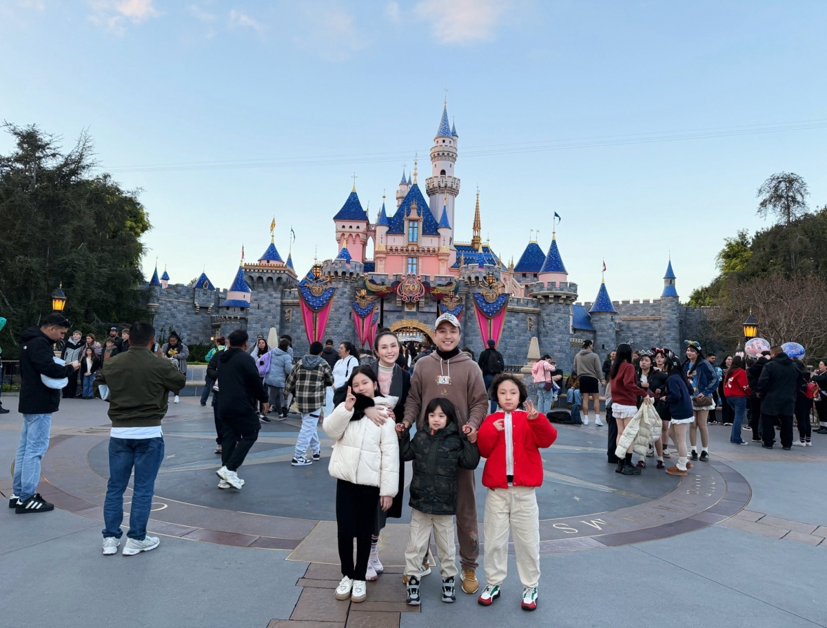 Vào kỳ nghỉ Tết Nguyên đán, vợ chồng ca sĩ Tuấn Hưng đưa hai con đi chơi tại khu vui chơi Disneyland. “Đầu năm đi chơi cùng các bạn nhỏ mệt hơn đá 2 trận bóng một ngày hoặc chơi 4-5 tiếng pickleball. Cứ đi đâu cả nhà là thấy ấm áp tình cảm và đủ”, nam ca sĩ bày tỏ.