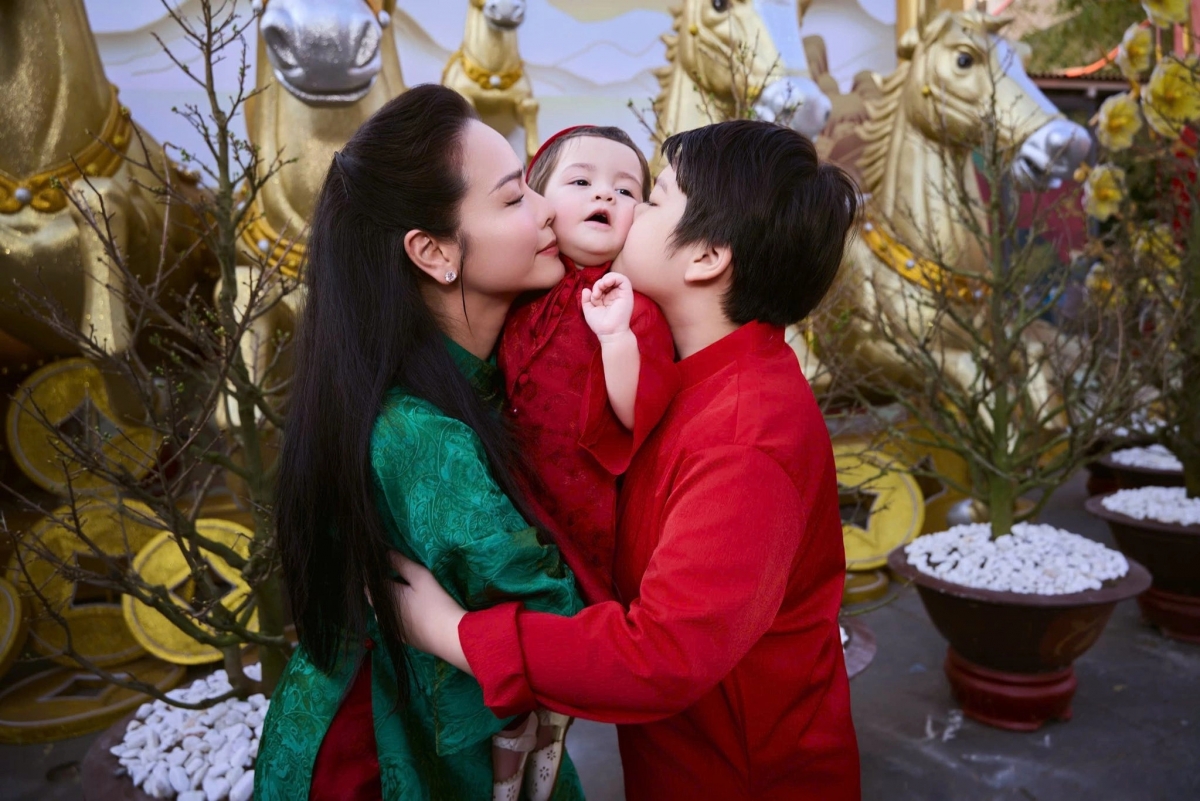 Nhật Kim Anh cho biết cô có mùa xuân ấm cúng, trọn vẹn bên hai con. Hôm mùng 6 Tết, cô tổ chức khai xuân cho công ty, gọi các con là 'thần tài của mẹ'.