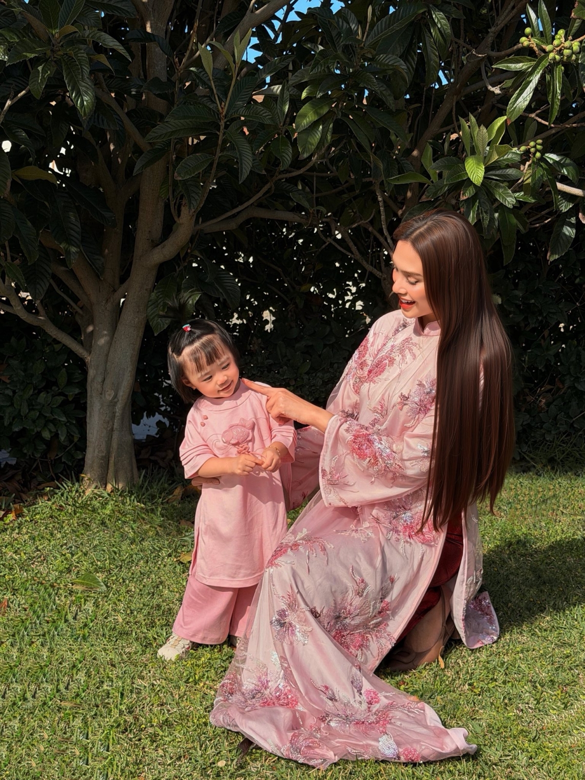 Siêu mẫu Võ Hoàng Yến đăng ảnh ngày Tết bên con gái. Cô viết: “Mới 1 năm mà con gái thay đổi quá rồi. Từ một em bé nhỏ xíu nay con chạy tung tăng, cười nói, làm trò, biết giận, biết yêu thương. Ba mẹ cám ơn con gái vì đã đến và làm cuộc sống này tuyệt vời hơn”.