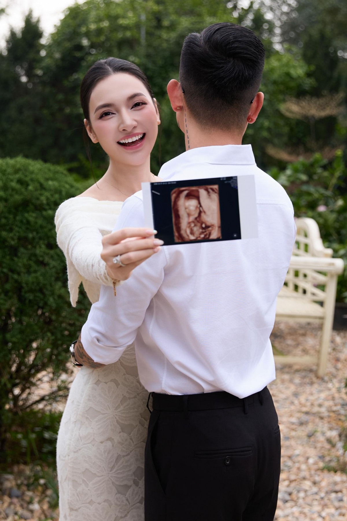 Diễn viên Bích Thủy khoe tin vui mang thai con đầu lòng. “Trái ngọt cho một tình yêu thật đẹp…và hành trình mới của gia đình nhỏ bắt đầu”, cô viết.