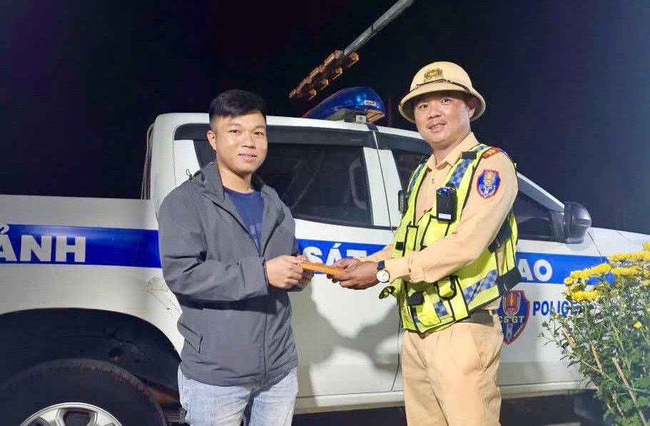 Lực lượng Cảnh sát giao thông Công an tỉnh Quảng Ngãi trao trả chiếc điện thoại cho người đánh rơi