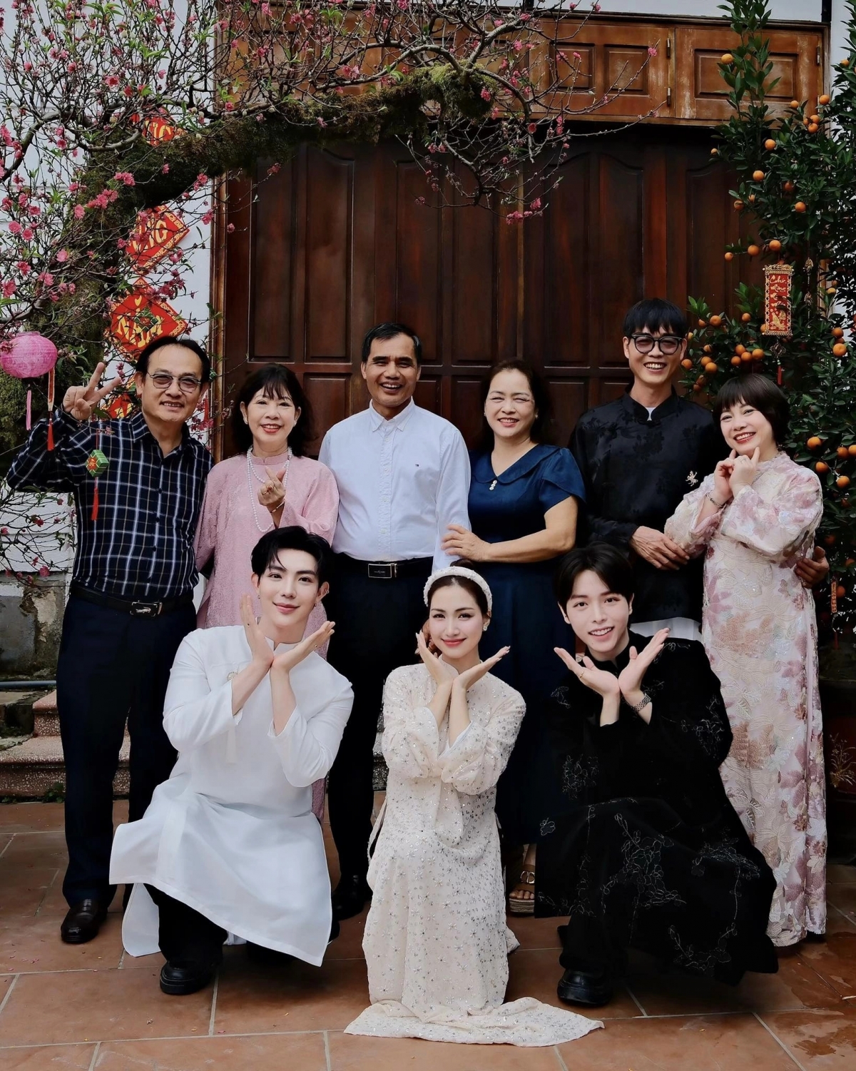 Nhóm bạn Hoa dâm bụt gồm Hòa Minzy, Erik và Đức Phúc cùng các phụ huynh gặp gỡ chúc Tết.