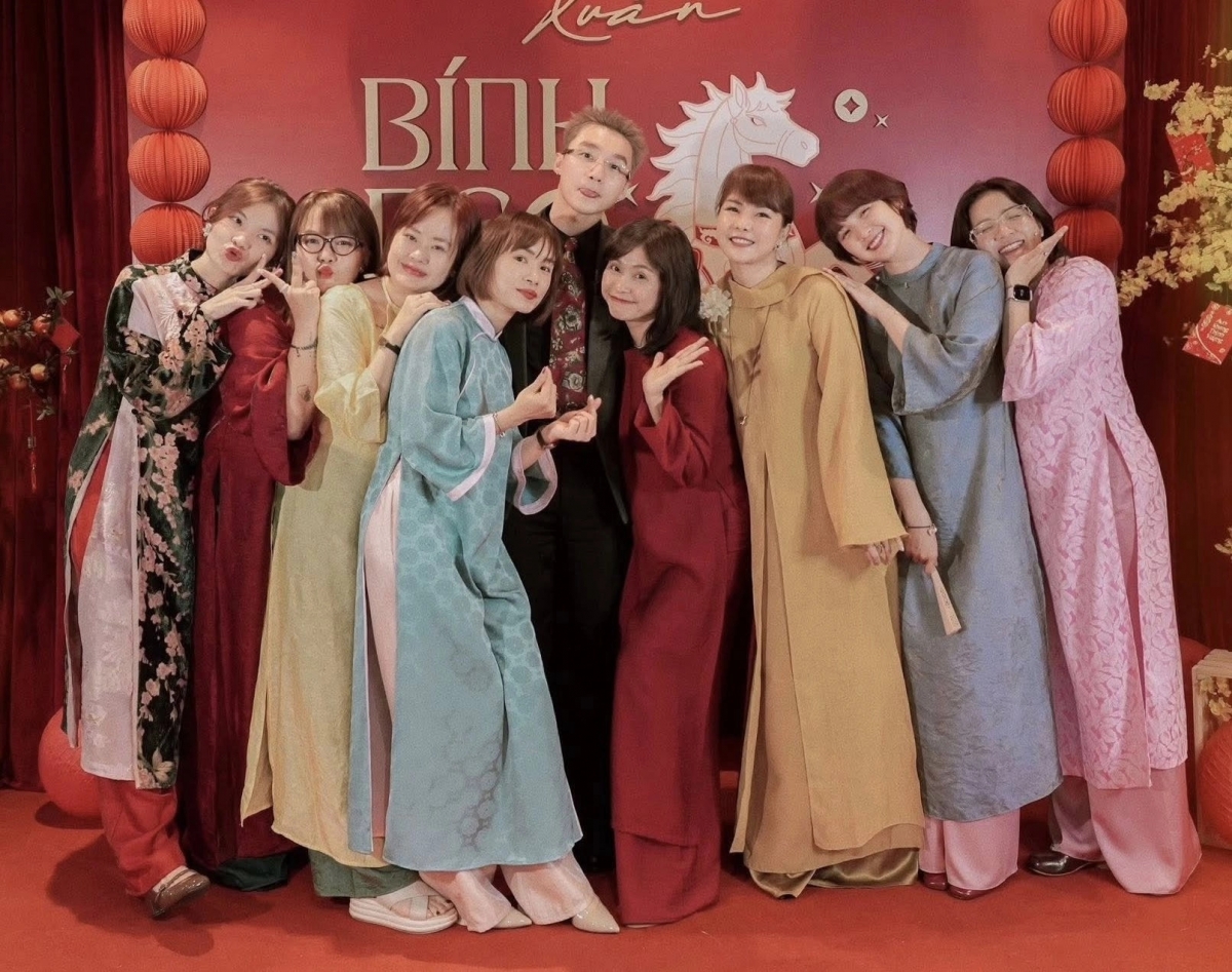 Sơn Tùng M-TP cùng các thành viên nữ trong công ty chụp ảnh dịp khai xuân. Nhiều khán giả nhận ra trong các bức hình chụp chung, Hải Tú thường không đứng cạnh Chủ tịch.