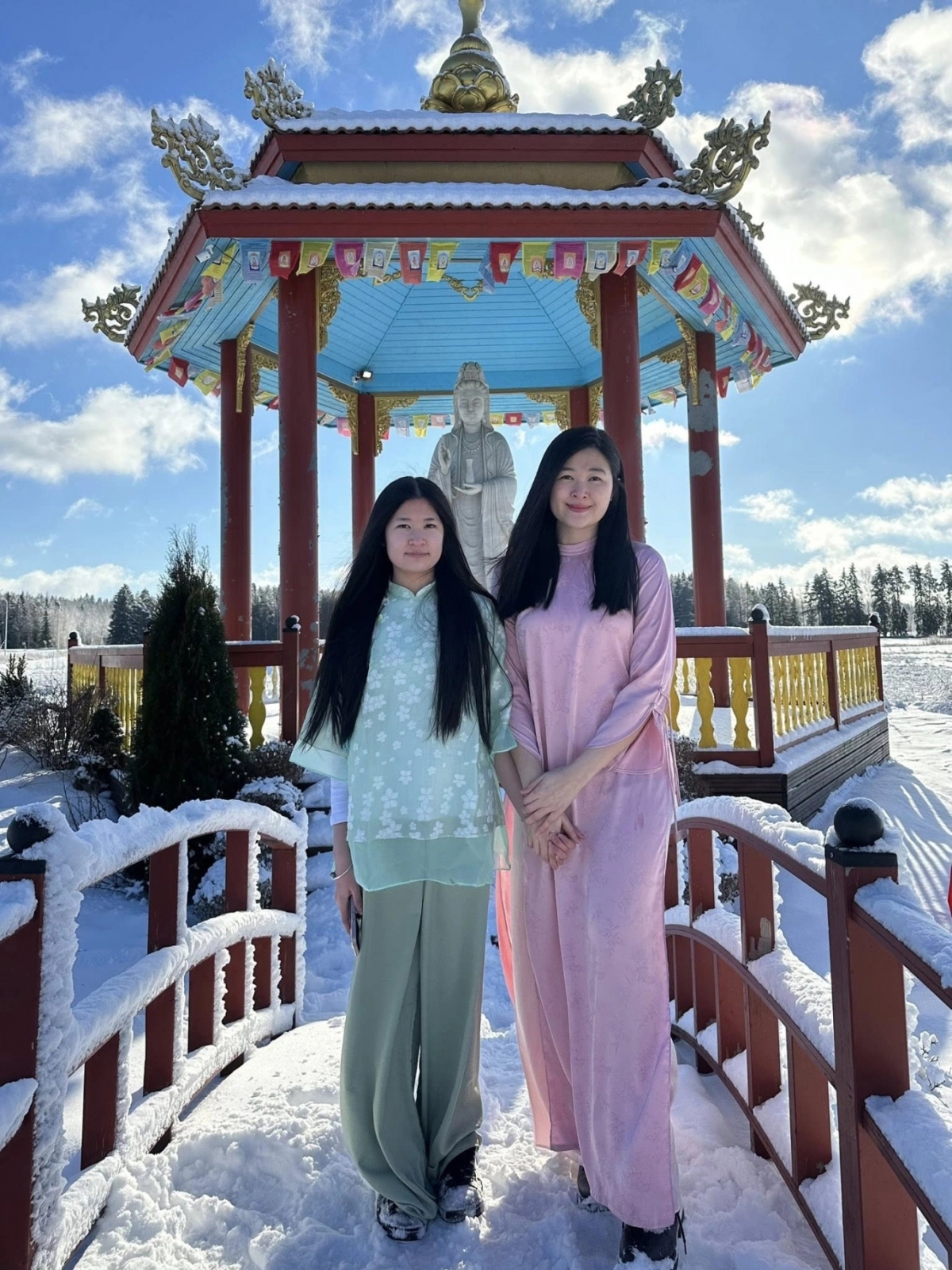 Mạc Anh Thư, vợ cũ diễn viên Huy Khánh, cùng con gái Ngọc Uyên diện áo dài đi lễ chùa, chụp ảnh kỷ niệm dưới thời tiết -5 độ C để ghi dấu Tết ở Phần Lan.