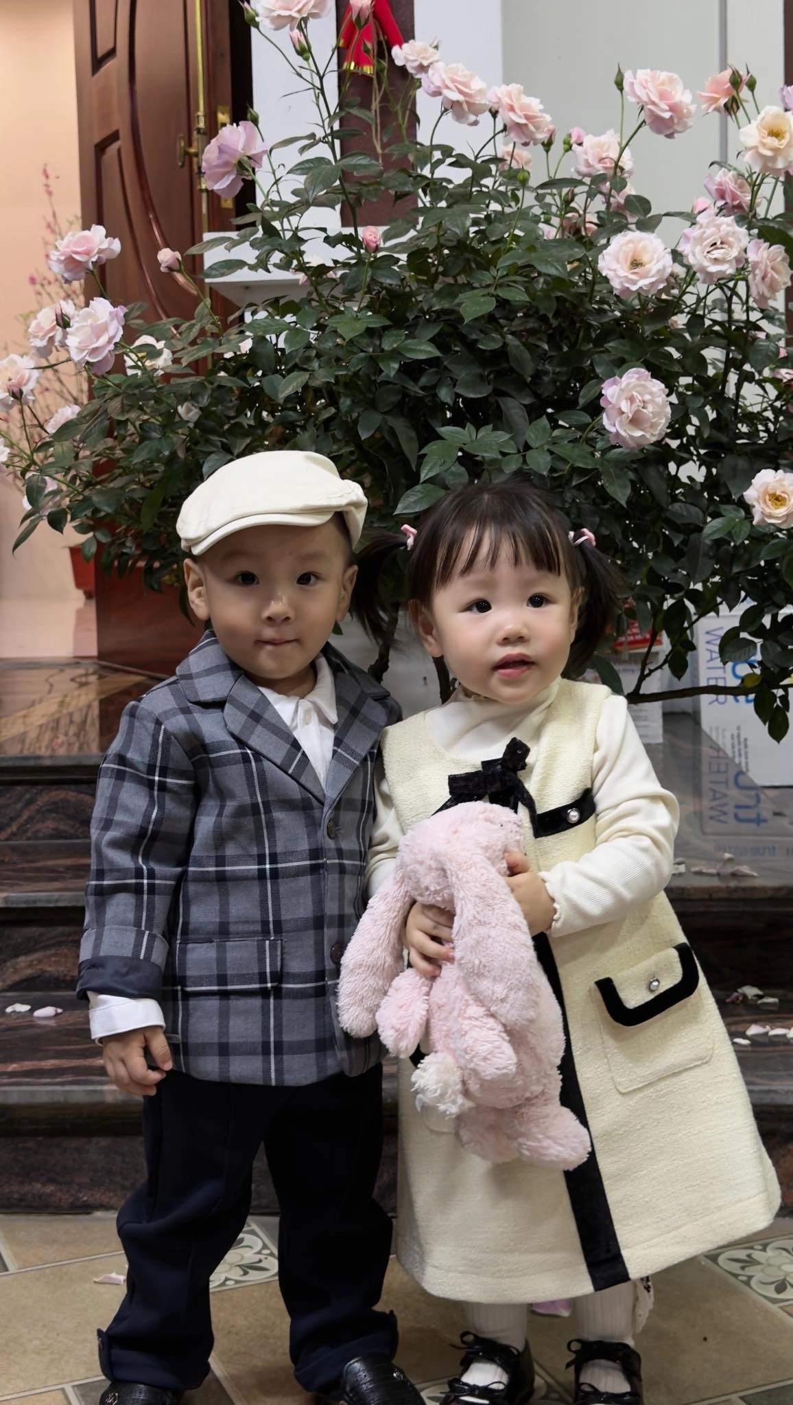 Sao Việt 23/2: Diễn viên Phương Oanh gây chú ý khi đăng ảnh cặp song sinh Jimmy - Jenny sau bốn tháng im ắng, ít hoạt động mạng xã hội. Đây là lần đầu tiên của Phương Oanh chia sẻ về các con kể từ khi chồng cô - Shark Bình - vướng vào vòng lao lý.