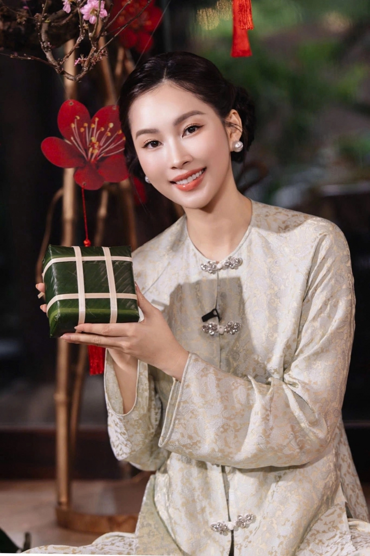 Đặng Thu Thảo được khen nhan sắc ngày càng thăng hạng khi khoe ảnh học gói bánh chưng tại nhà Hà Kiều Anh trước Tết Bính Ngọ.