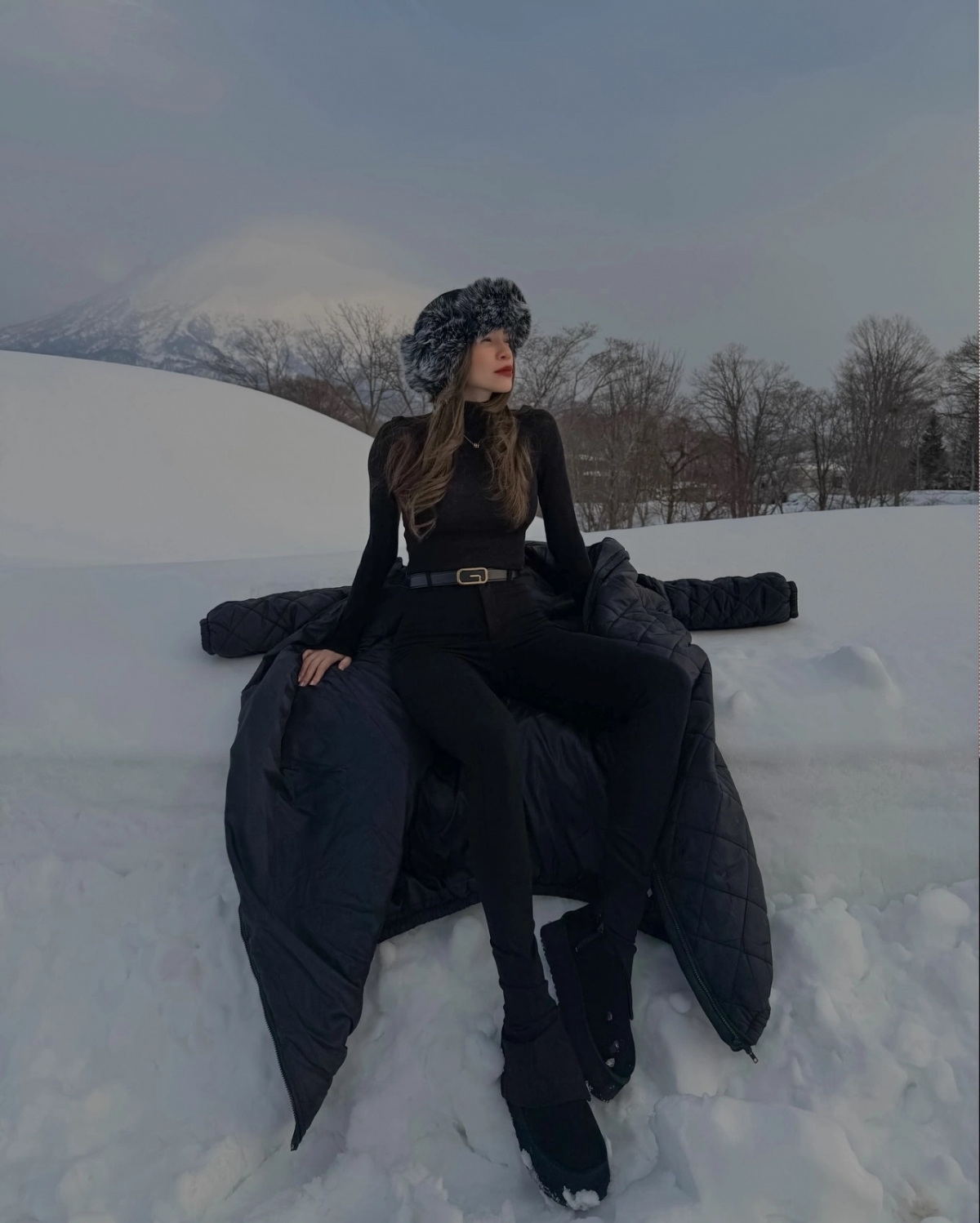 Mẹ ba con Hồ Ngọc Hà khoe vóc dáng nuột nà với trang phục bó sát khi tận hưởng kỳ nghỉ Tết tại núi tuyết ở Nhật Bản.