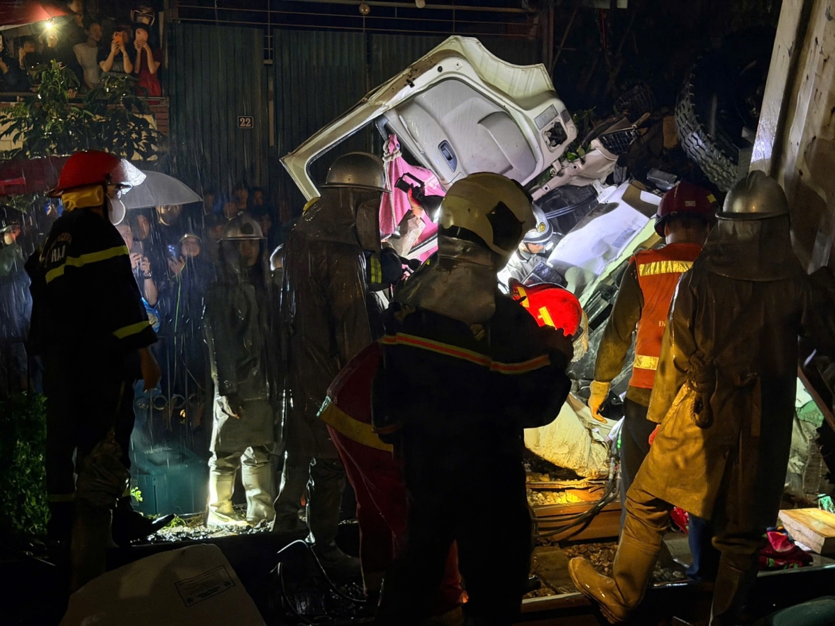 Lực lượng chức năng tiếp cận đưa nạn nhân ra ngoài