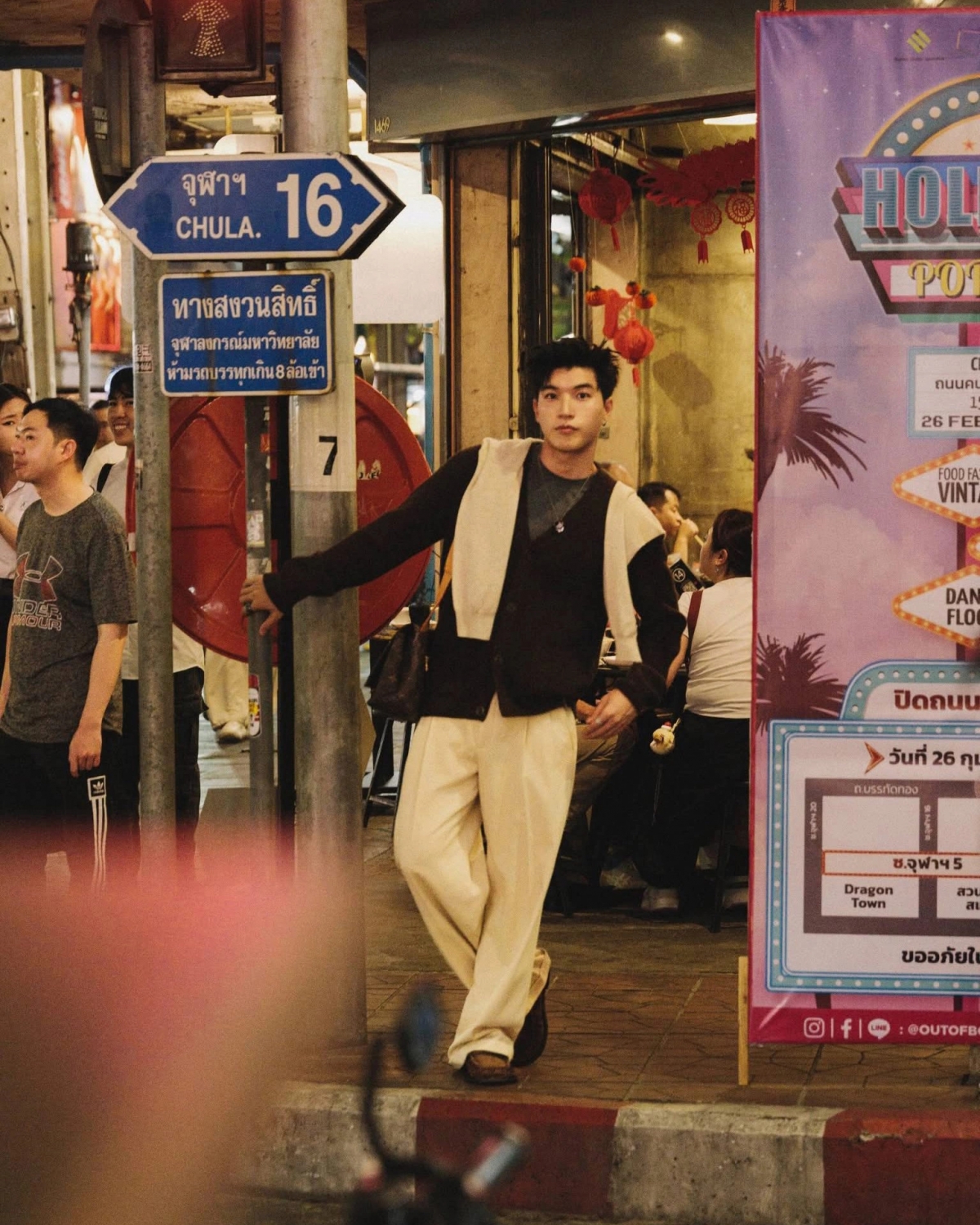 Hieuthuhai tận hưởng không khí sầm uất của Bangkok về đêm.