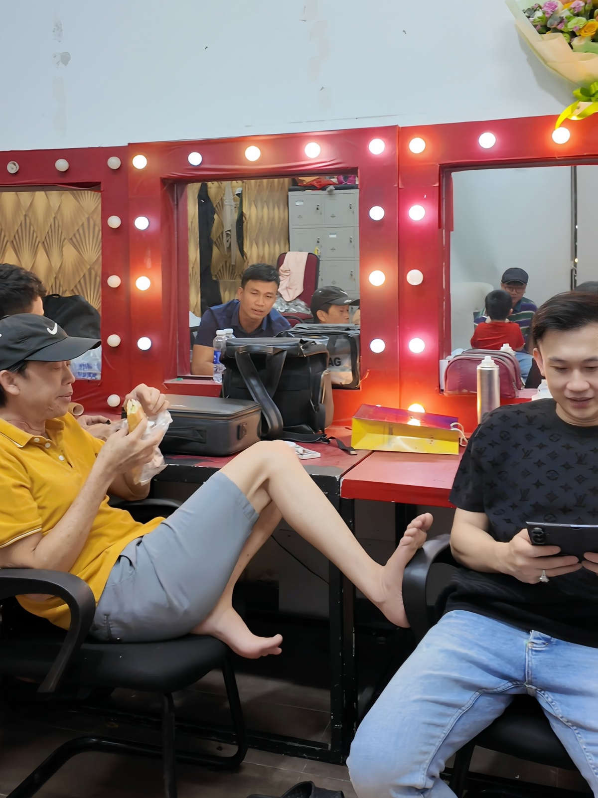 Mới đây, ca sĩ Dương Triệu Vũ - em trai của nam danh hài – đã chia sẻ hình ảnh hậu trường một buổi diễn, kèm lời nhắn đầy lạc quan: "Diễn gần 4 tiếng mà anh Hoài Linh vẫn khỏe, vẫn đầy năng lượng. Nhìn anh phơi phới còn hơn mấy đứa em nữa, thấy mừng ghê. Chắc cũng nhờ… ổ bánh mì trong hình".