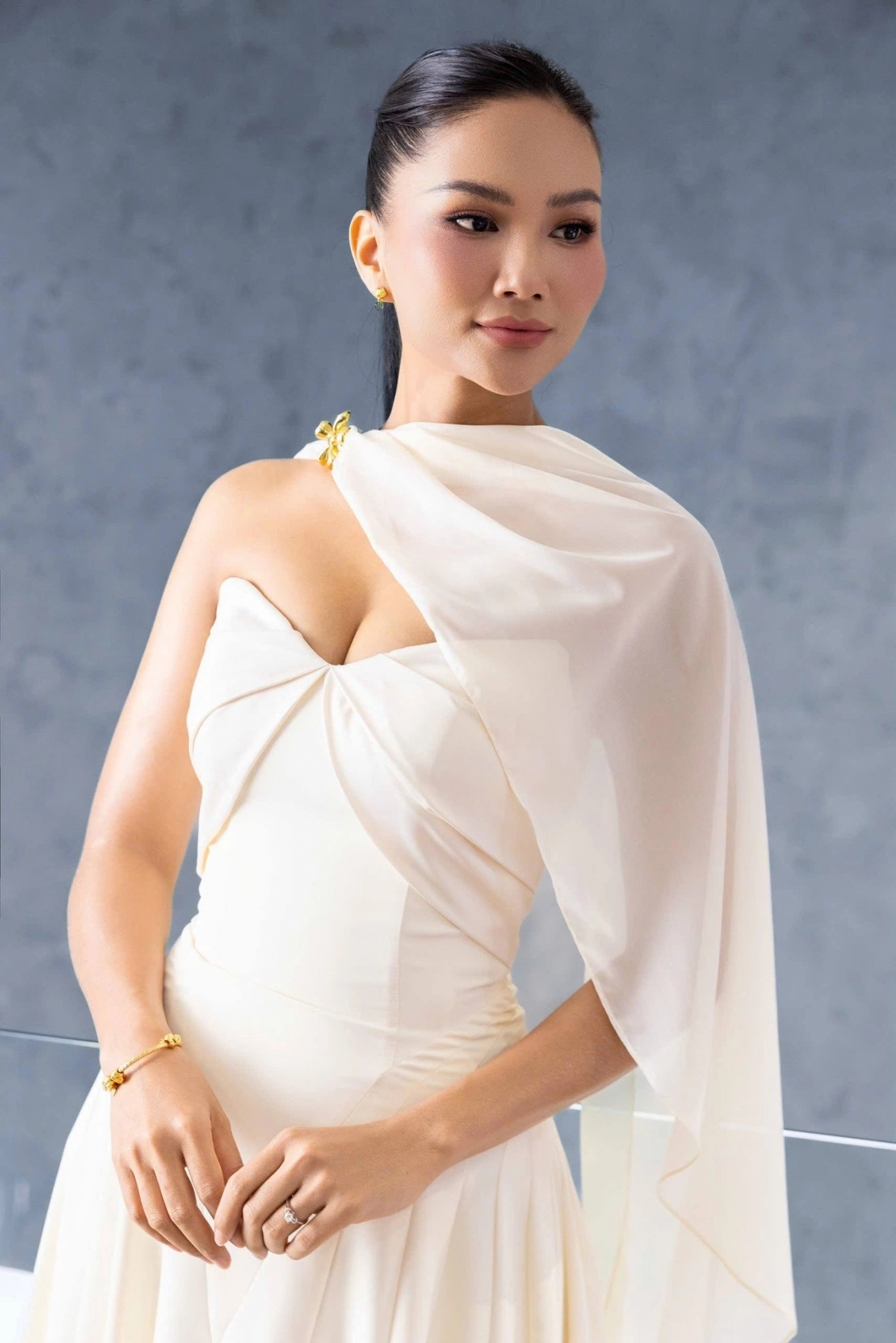 Hoa hậu H’Hen Niê mặc đầm cúp ngực, tôn vòng một gợi cảm tại sự kiện. H’Hen Niê cho biết cô không đặt nặng các chỉ số hình thể sau khi sinh con mà ưu tiên sự tự tin và tinh thần tích cực.