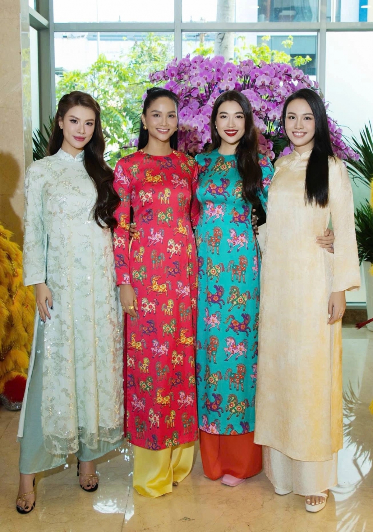 Hoa hậu H'Hen Niê cùng dàn người đẹp nhà Miss Universe hội ngộ ngày đầu năm.