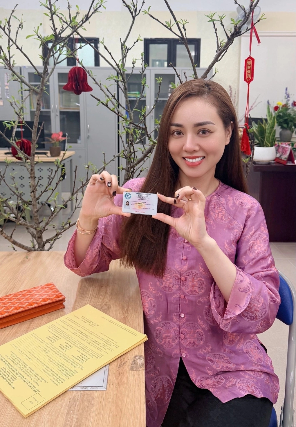 Sao Việt 1/3: Ngọc Hà - bà xã NSND Công Lý - đăng ký hiến tạng tại Trung tâm điều phối quốc gia về ghép bộ phận cơ thể người. Ngọc Hà cho biết việc đăng ký hiến tạng là điều cô đã suy nghĩ đến từ nhiều năm trước, nhưng đến dịp sinh nhật tuổi 38, cô mới thực hiện được.