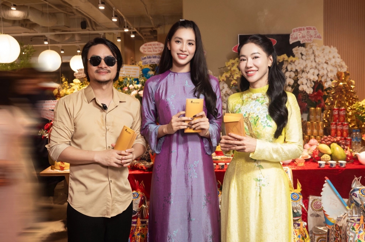 Hoa hậu Tiểu Vy cùng dàn người đẹp nhà Sen Vàng cúng khai xuân.