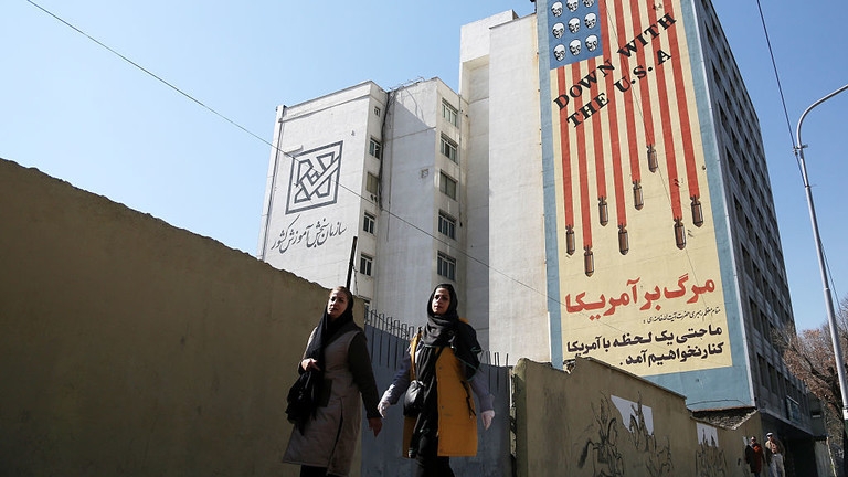 Thông điệp cảnh báo Mỹ xuất hiện trên một tòa nhà tại Tehran. Ảnh: Anadolu 