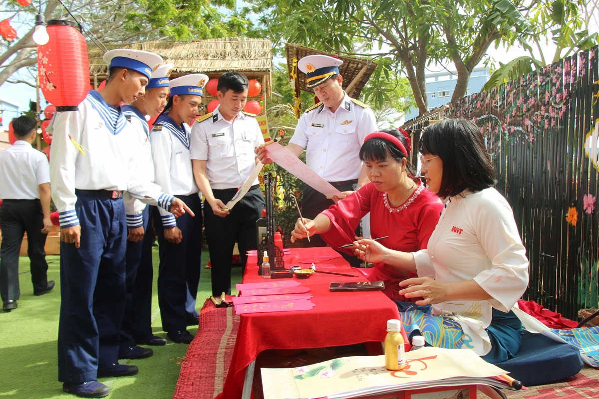 Các đại biểu và cán bộ, chiến sĩ tham quan không gian trưng bày Tết xưa