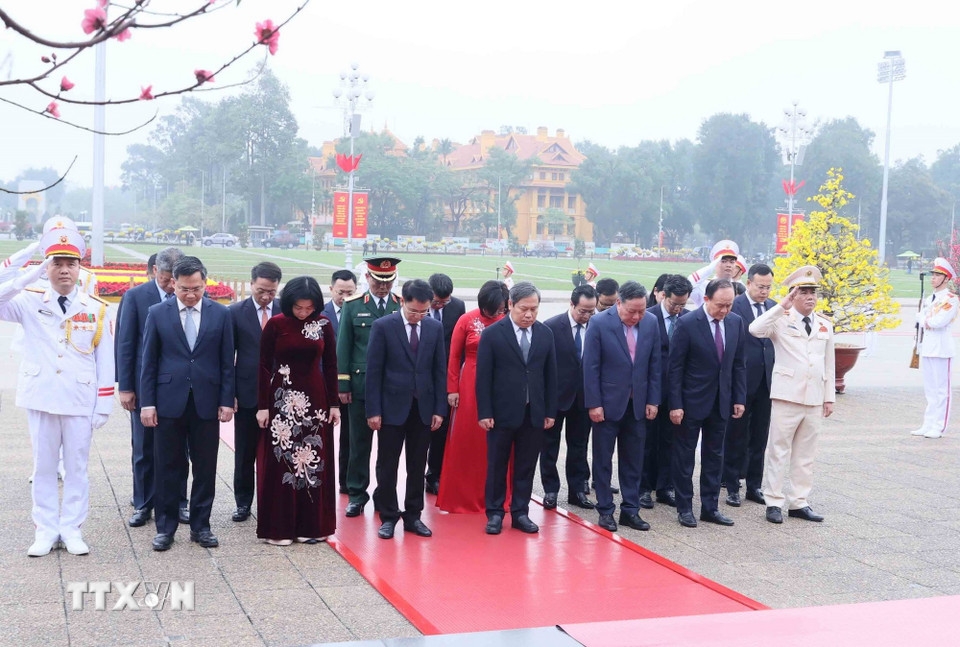 Đoàn đại biểu Thành ủy, Hội đồng Nhân dân, Ủy ban Nhân dân, Ủy ban Mặt trận Tổ quốc Việt Nam thành phố Hà Nội đến đặt vòng hoa và vào Lăng viếng Chủ tịch Hồ Chí Minh.