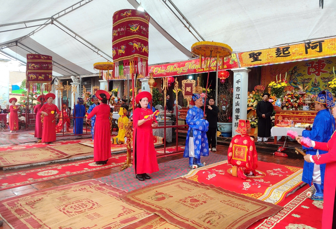 Lễ hội đình làng Lưu Khê diễn ra từ mùng 6 đến mùng 10 tháng Giêng. Trong những ngày này, các dòng họ trong làng lần lượt vào đình làm lễ tế, báo công theo phong tục truyền thống. Đây là phần việc có ý nghĩa sâu sắc với mỗi gia đình tại làng Lưu Khê - với họ, đây không chỉ là dịp gìn giữ, phát huy giá trị văn hóa truyền thống mà góp phần còn khơi dậy tinh thần đoàn kết, tạo thêm khí thế để làng Lưu Khê nói riêng và xã Liên Hòa nói chung vững tin bước vào chặng đường mới, quyết tâm thực hiện thắng lợi Nghị quyết Đại hội Đảng bộ các cấp.