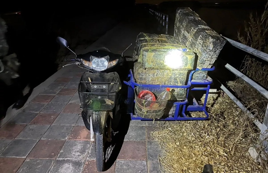 6 kiện hàng, chứa tổng cộng 300kg ma túy đá trên một xe máy không gắn biển số tại tỉnh Bueng Kan. Nguồn: Hải Quân Hoàng gia Thái Lan