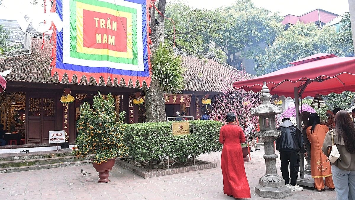Kim Lien Temple worships Cao Son Dai Vuong, a mountain deity believed to protect the southern direction. With its traditional Vietnamese architecture and peaceful atmosphere, it is a place where families pray for harmony and a stable life.