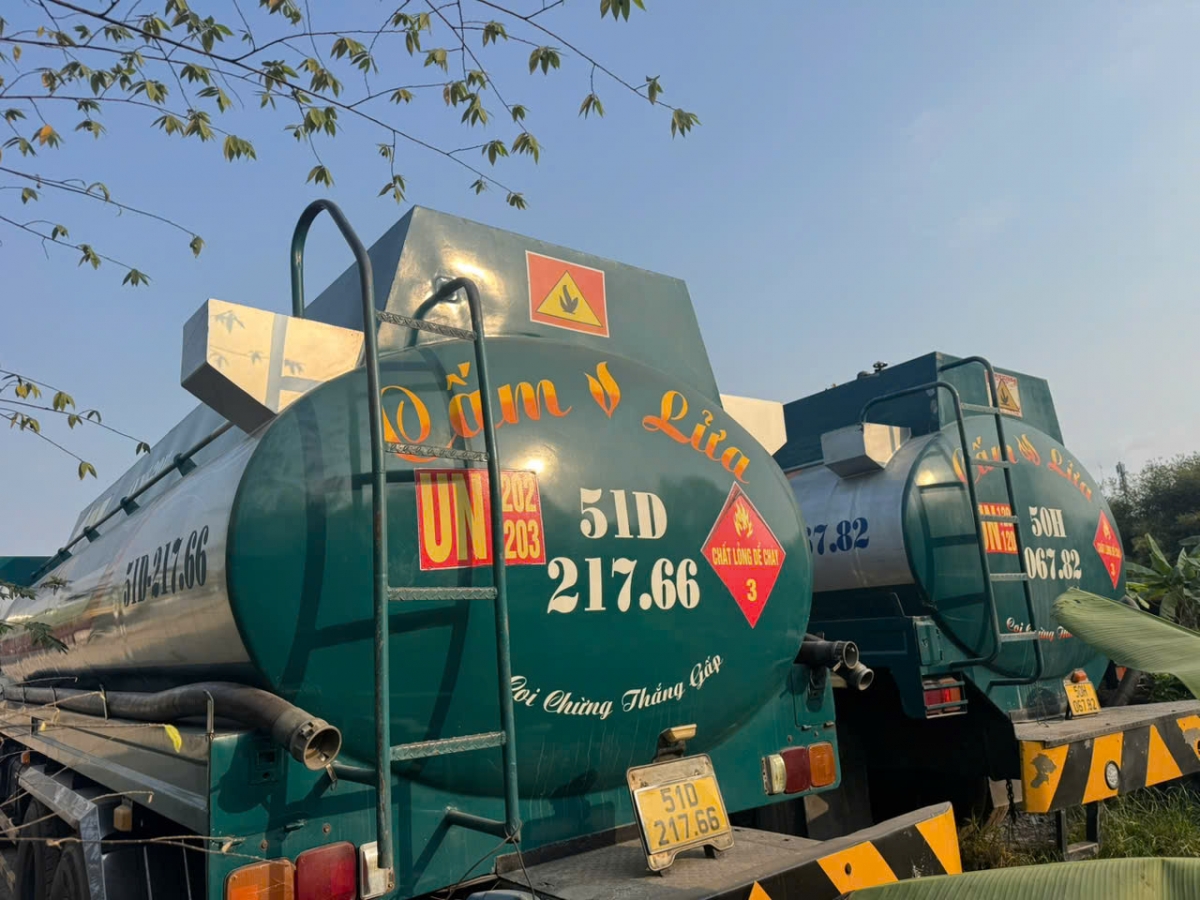 Một khối lượng lớn xăng giả bị bán ra thị trường.