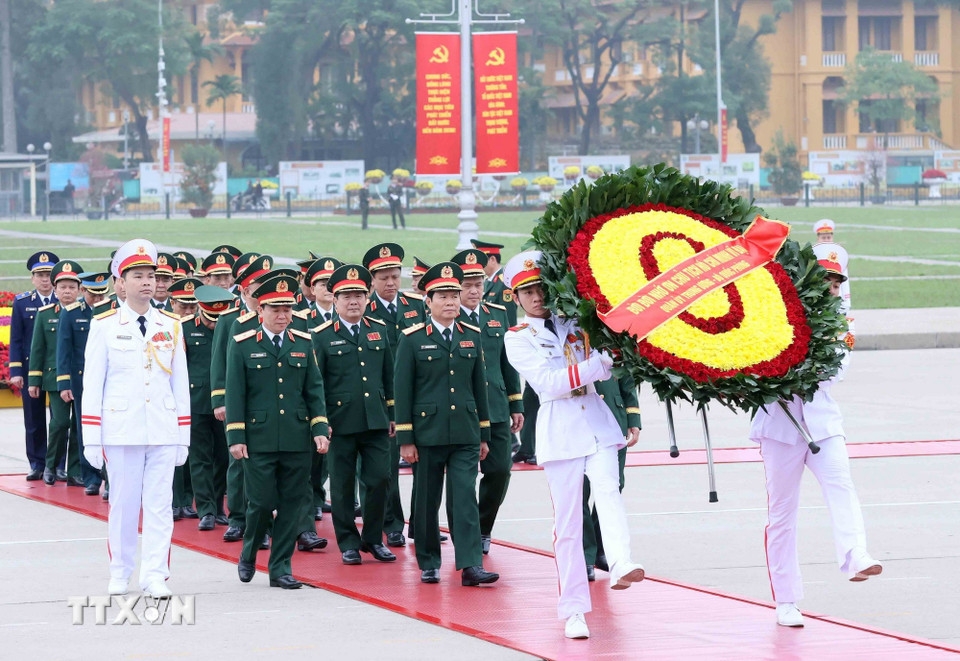 Đoàn đại biểu Quân ủy Trung ương, Bộ Quốc phòng đến đặt vòng hoa và vào Lăng viếng Chủ tịch Hồ Chí Minh.