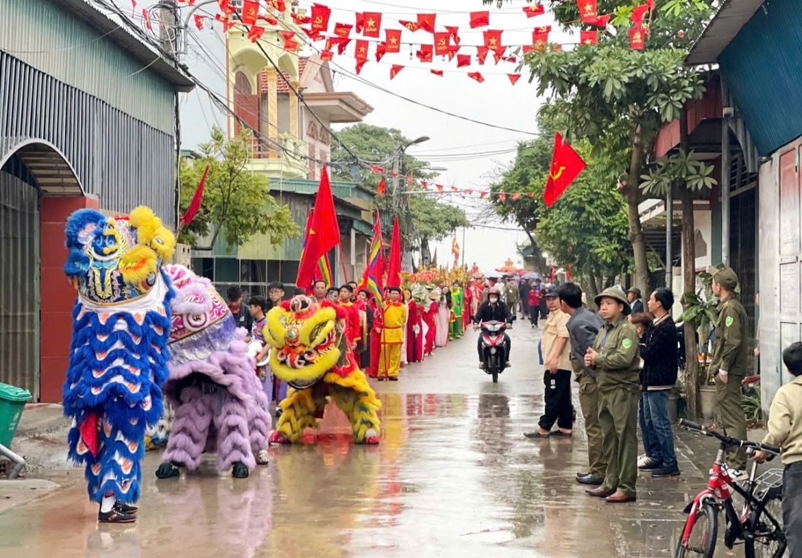  Từ sáng sớm, đình làng Lưu Khê đã rực rỡ cờ hội; tiếng trống, tiếng chiêng vang vọng khắp thôn xóm, thôi thúc người dân cùng những người con xa quê nô nức trở về trẩy hội.
