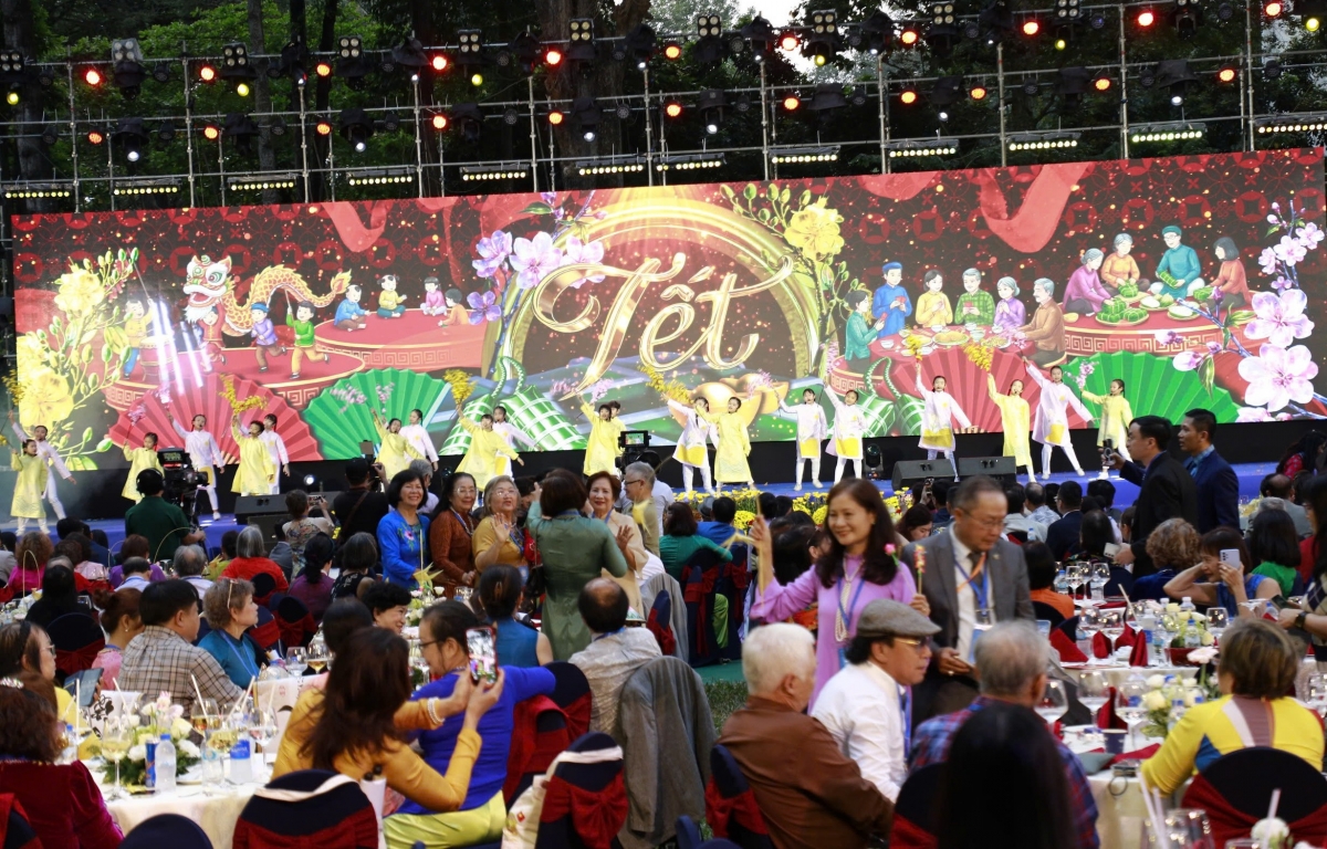 Buổi họp mặt kiều bào mừng Xuân Bính Ngọ 2026 diễn ra trong khuôn viên Hội trường Thống Nhất 