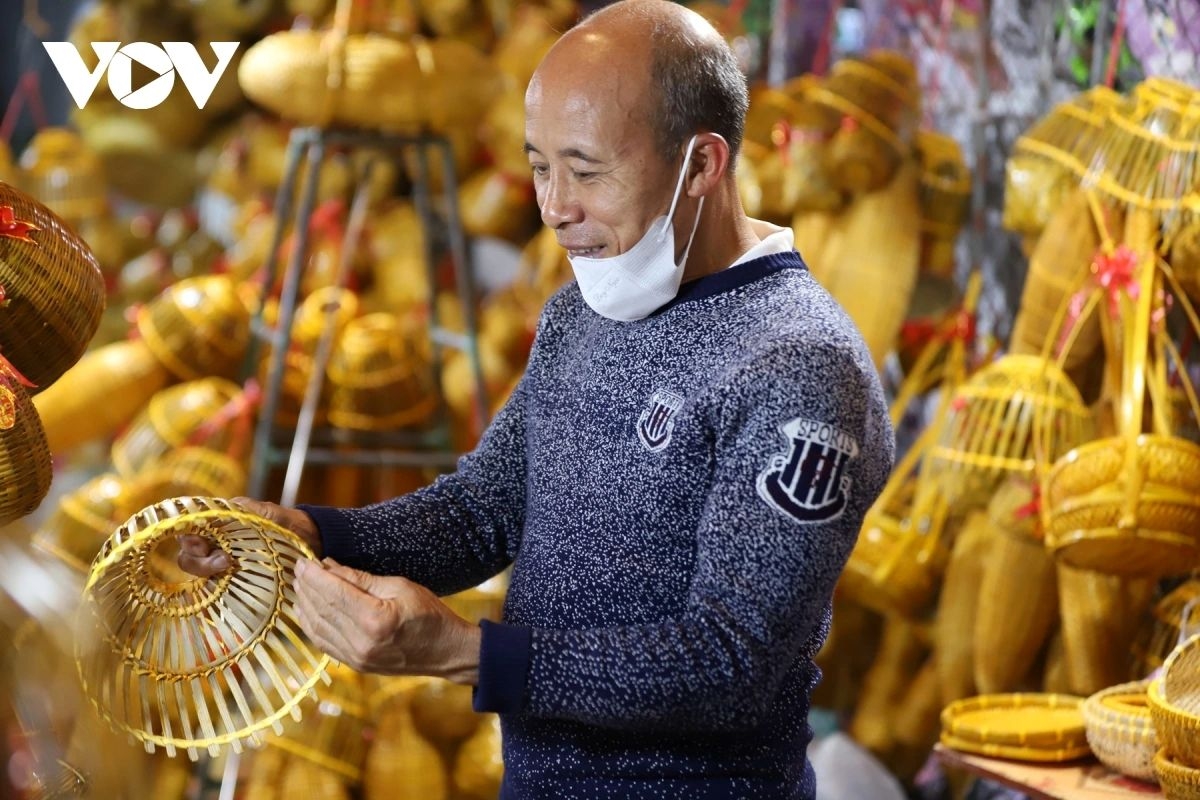 The tradition of “buying luck and selling misfortune” is deeply rooted in the spiritual culture of communities in Vietnam’s Red River Delta. Visitors purchase small items in the belief that they will bring good fortune for the year ahead while symbolically casting off the misfortunes of the past.