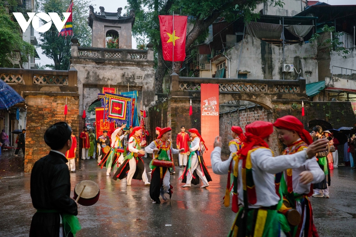 The festive spring atmosphere is further enlivened by a performance of the folk dance “Con di danh bong”, staged in the heart of Hanoi’s Old Quarter. The lively dance add a joyful and dynamic touch, reflecting the vibrant spirit of traditional festival culture.
