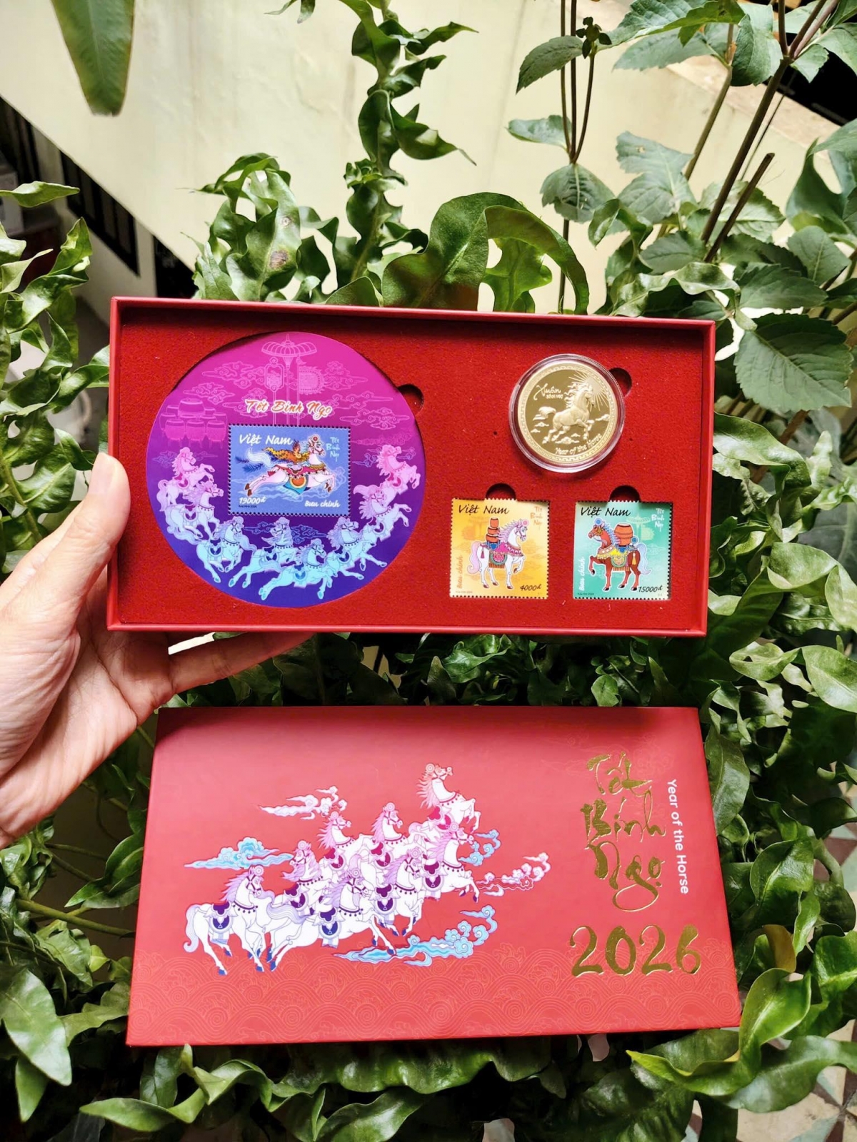 Bộ tem và đồng xu sưu tầm được giới thiệu trong dịp chào Xuân Bính Ngọ 2026.