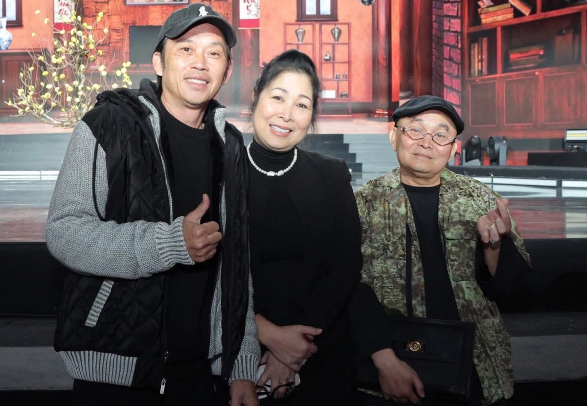 Nghệ sĩ Hồng Vân cho biết chị vừa ra Hà Nội dự một sự kiện, tình cờ gặp gỡ hai danh hài Hoài Linh và Xuân Hinh.