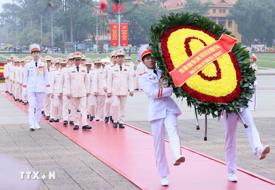 Đoàn đại biểu Đảng ủy Công an Trung ương, Bộ Công an đến đặt vòng hoa và vào Lăng viếng Chủ tịch Hồ Chí Minh.
