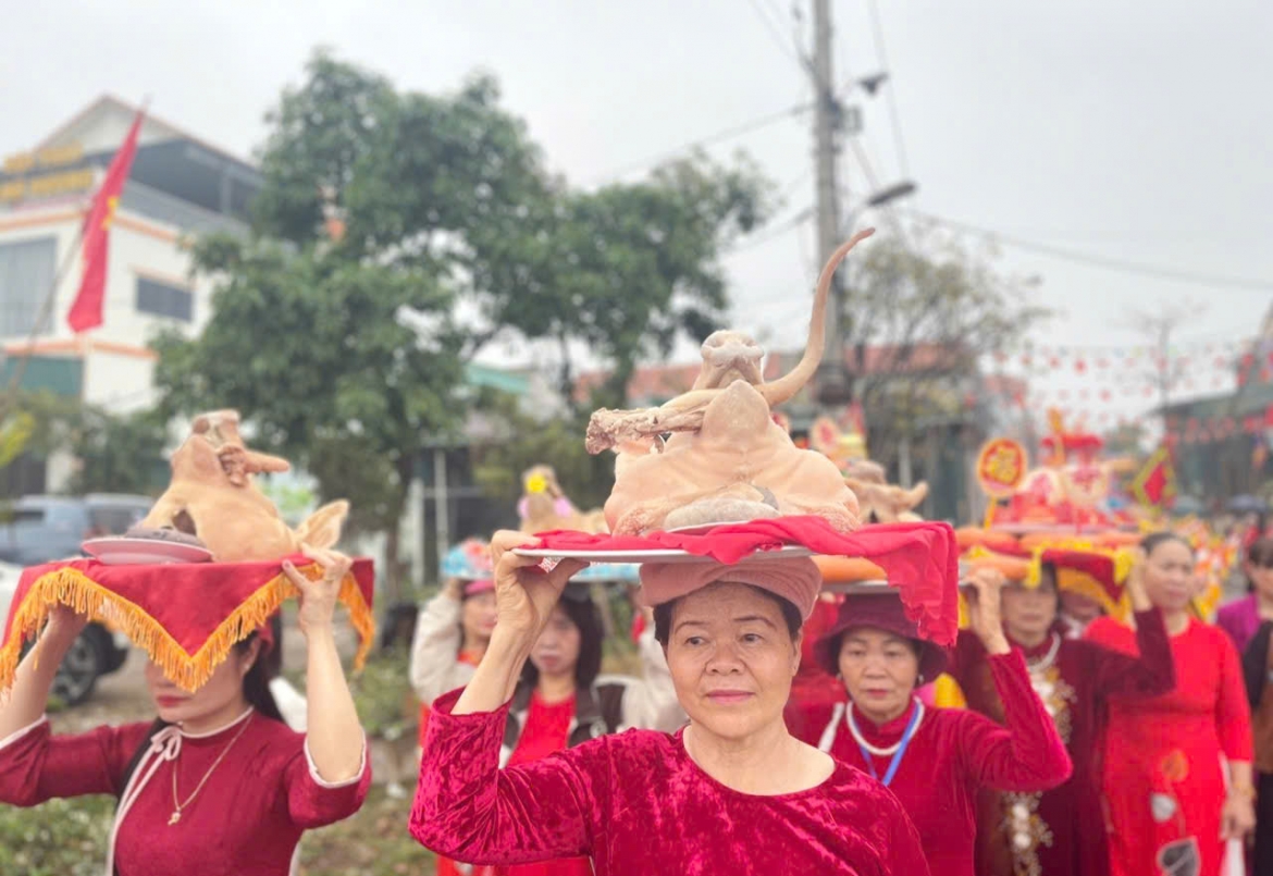 Lễ vật dâng cúng được người dân chuẩn bị chu đáo, trang trọng, gồm hương hoa, hoa quả tươi, các sản vật đặc trưng của địa phương, thủ lợn cùng hai con lợn sống theo phong tục truyền thống. 
