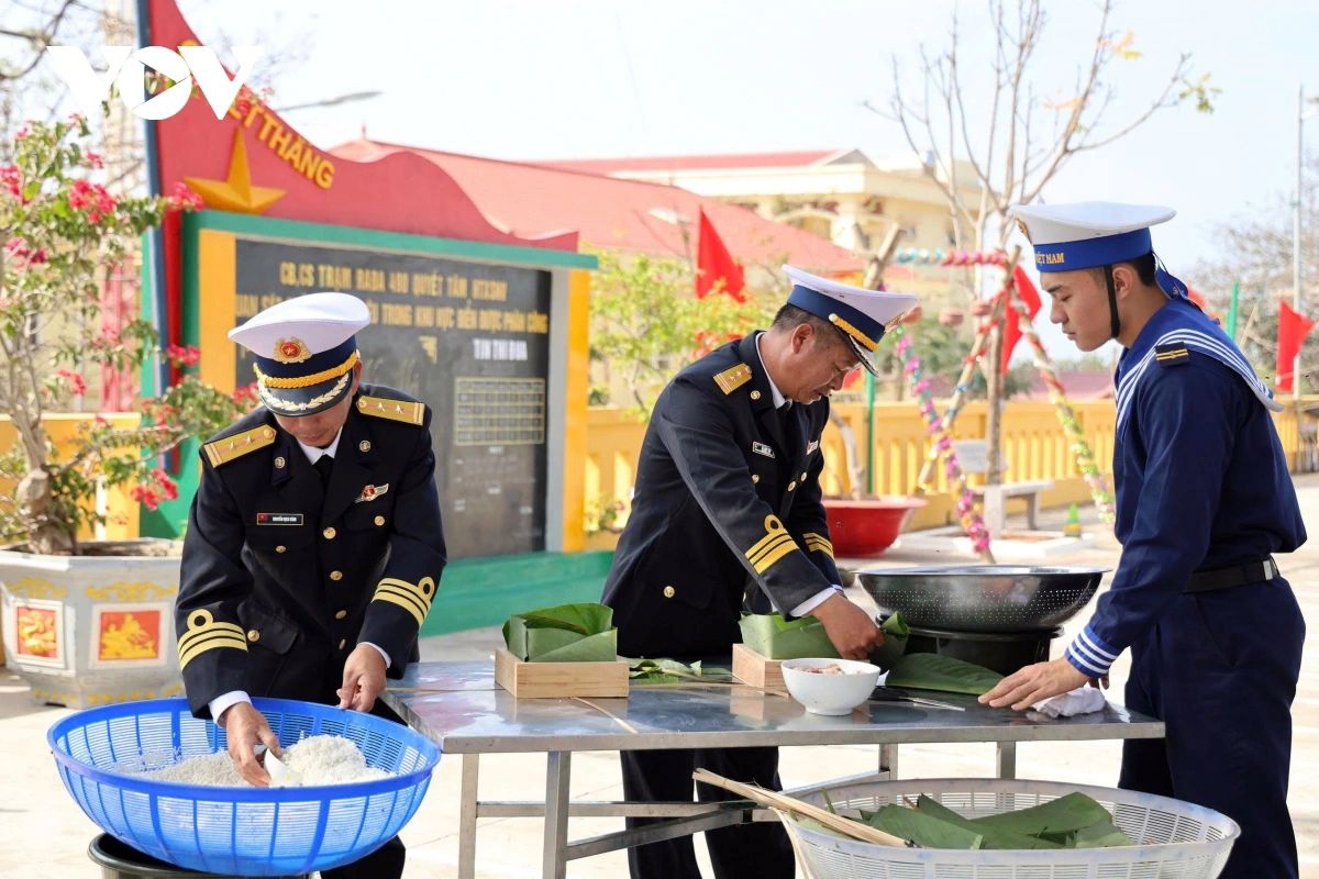 Officers and soldiers make bánh chưng - a type of traditional Lunar New Year cakes , on Bach Long Vi island