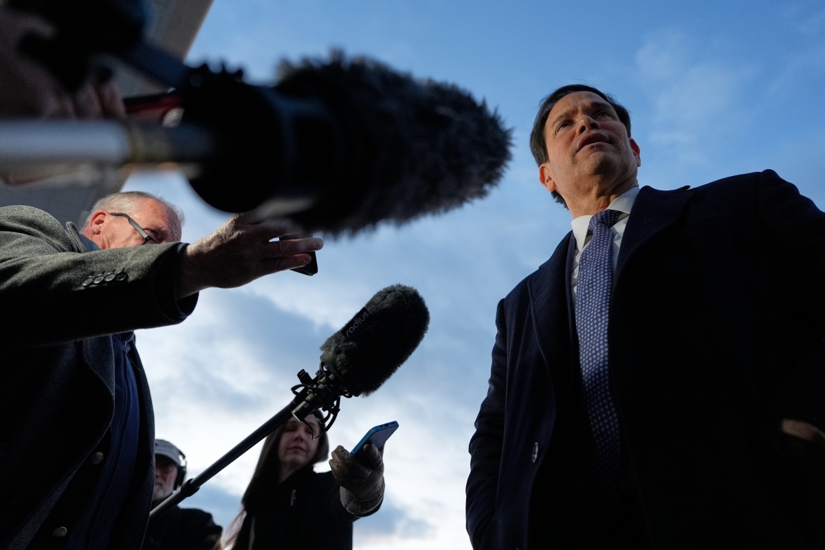 Ngoại trưởng Mỹ Marco Rubio trả lời phỏng vấn báo giới ngày 12/2 trước khi lên máy bay tham dự Hội nghị Munich ở Đức. Ảnh: AP