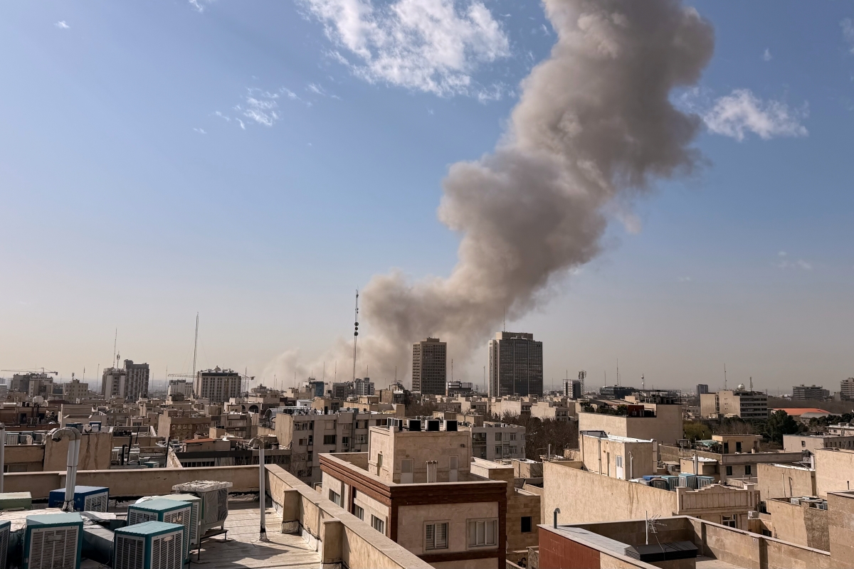 Khói bốc lên ở Tehran sau cuộc tấn công của Israel vào Iran
​​​ngày 28/2. Ảnh: AP