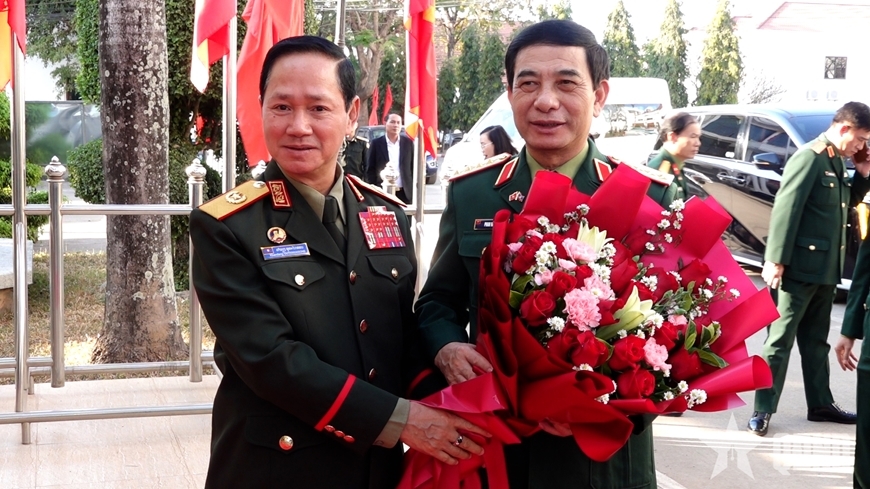 Bộ trưởng Khamliang Outhakaysone chào đón Đại tướng Phan Văn Giang.