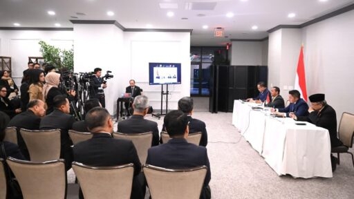 Bộ trưởng Bộ Năng lượng và Tài nguyên Khoáng sản Indonesia, Bahlil Lahadalia họp báo tại Washington DC hôm 20/2. Ảnh: Presidenri